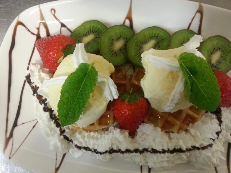 strawberry and kiwi waffle 1 768x576