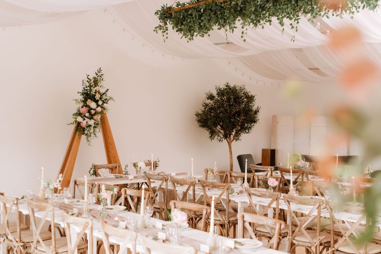 11 InteriorBarntablescapeCamelStudio GemmaDanwedding 768x512