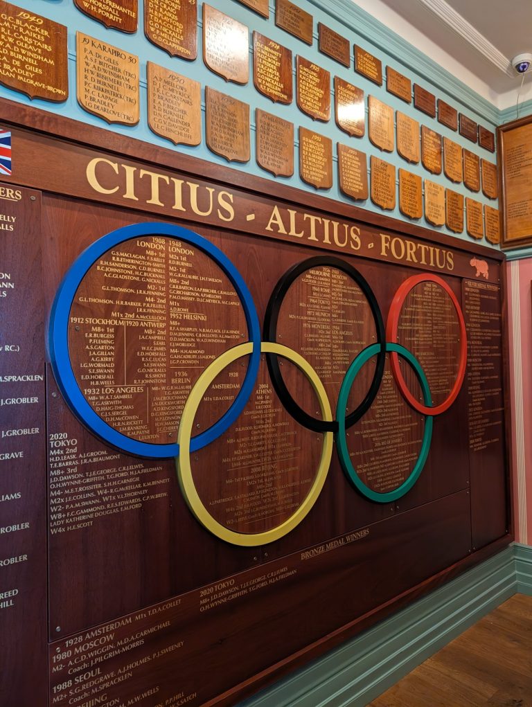 2240f18f 4daa 43ec 85d2 17ac49914461 768x1021