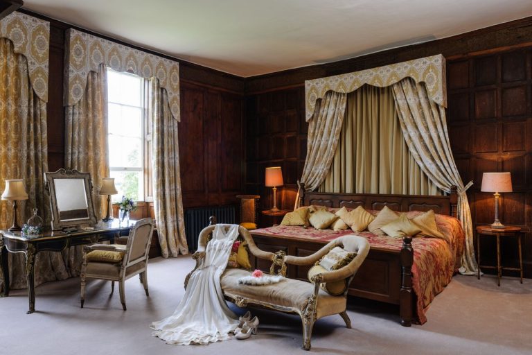 2d734cf9 993f 42df a91a 4560e8c2f88b ElmoreCourt BrideBook MasterSuite JasonIngram 768x512