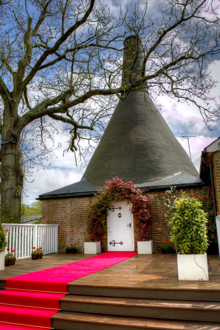 3.Weddings pic 1 b4389i 768x1152