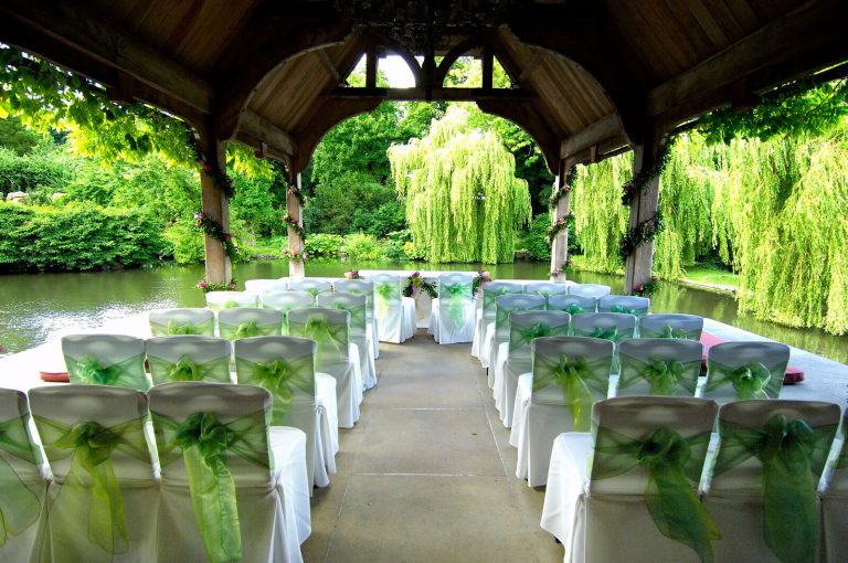 8badbf0e 4c71 4041 bbf2 0955a83741d1 Weddings dairy ceremoney empty lakeside pavilions Pippa Mackenzie preview 768x510