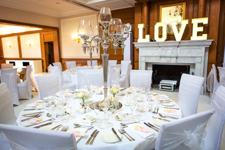 8eb62c00 b1cf 4751 bfcd a2f970fbb15e Banuqeting room 768x512