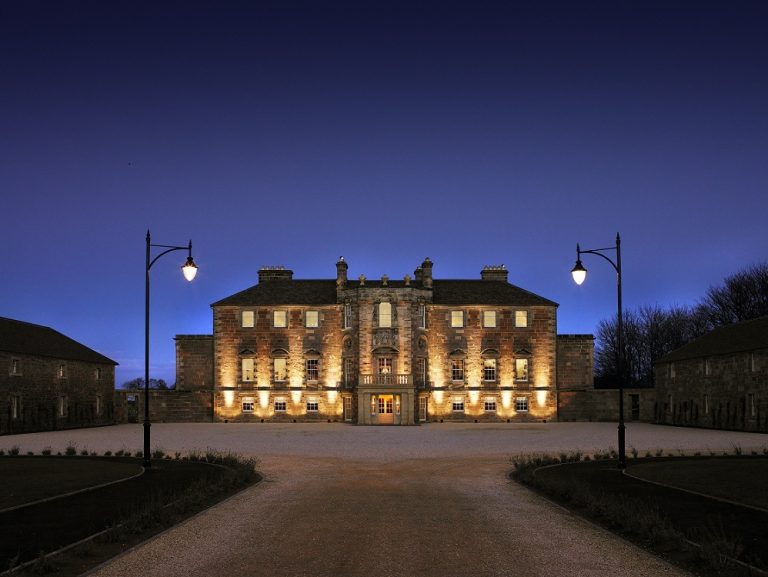 9e594d7f d9d7 4cc7 903f 00d86d0dcea6 House at night  768x577