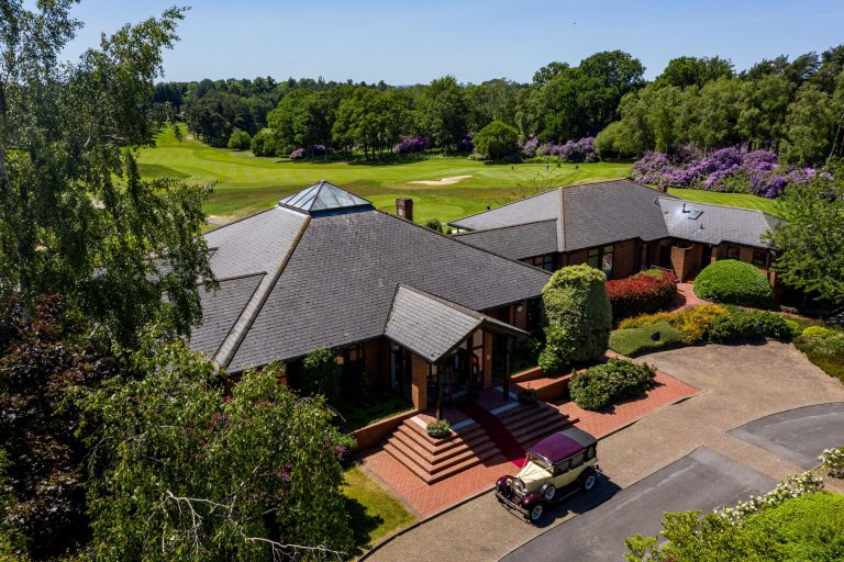 BearwoodLakesClubhouseandweddingcarJMC 768x512