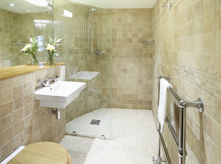 BlencoweHallGardenRoomensuitewetroom 768x571
