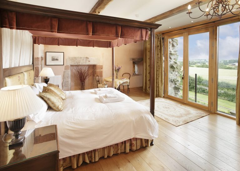 BlencoweHallSouthTowerMasterBedroom 768x547