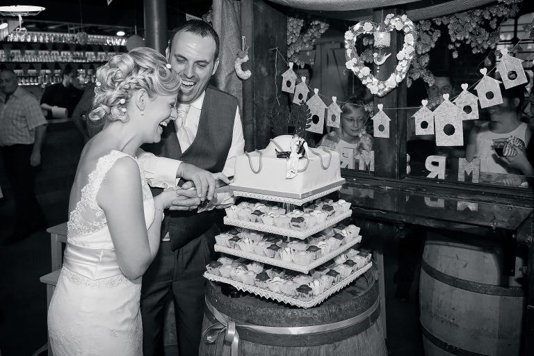 Cake Cut TOBS   Howling Bassett   Carly and Paul0847 se8dac 768x512