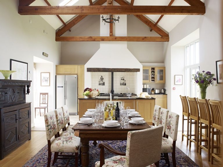 CazenoviaHallsDiningareaandKitchenwithbreakfastbaranddiningtablewhichconvertstoapooltable 768x576