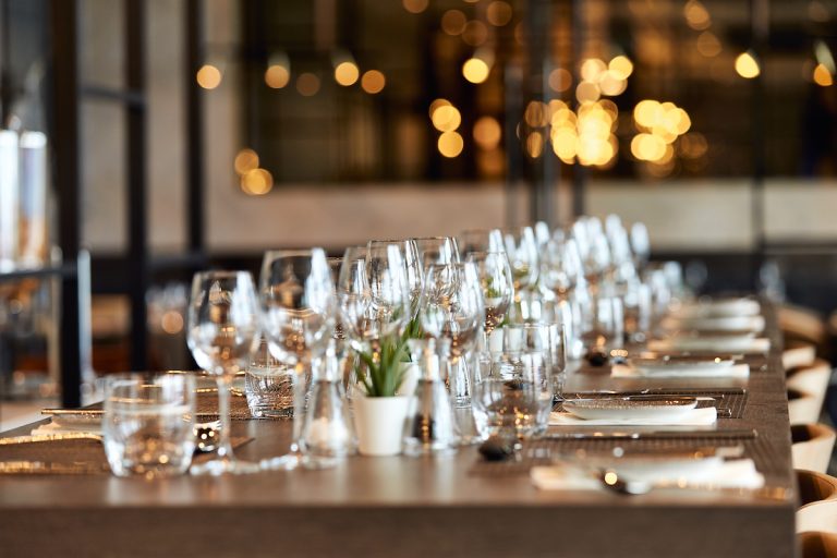 ChampagneGlasses 768x512