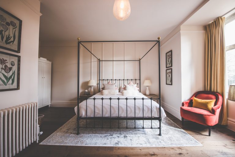 Cotswold Pictures Bedroom 768x512