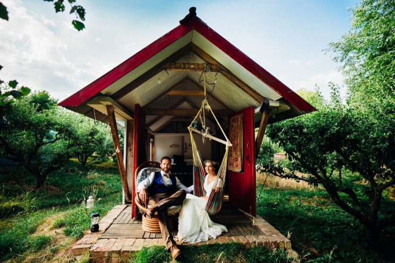 CoupleOrchardWagon 768x512