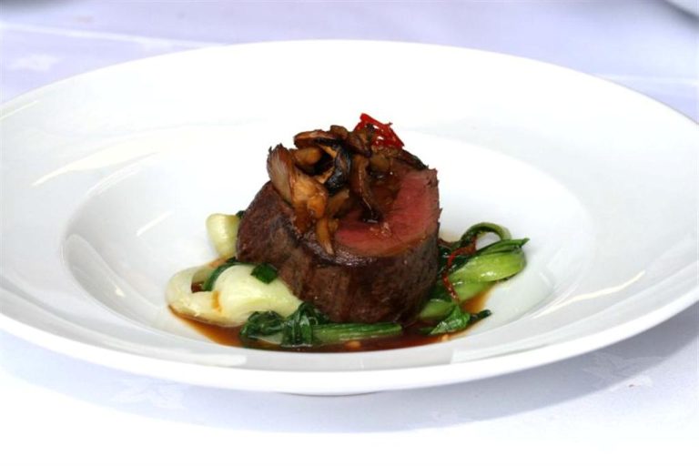 Filletofbeefwithasiangreens 768x512