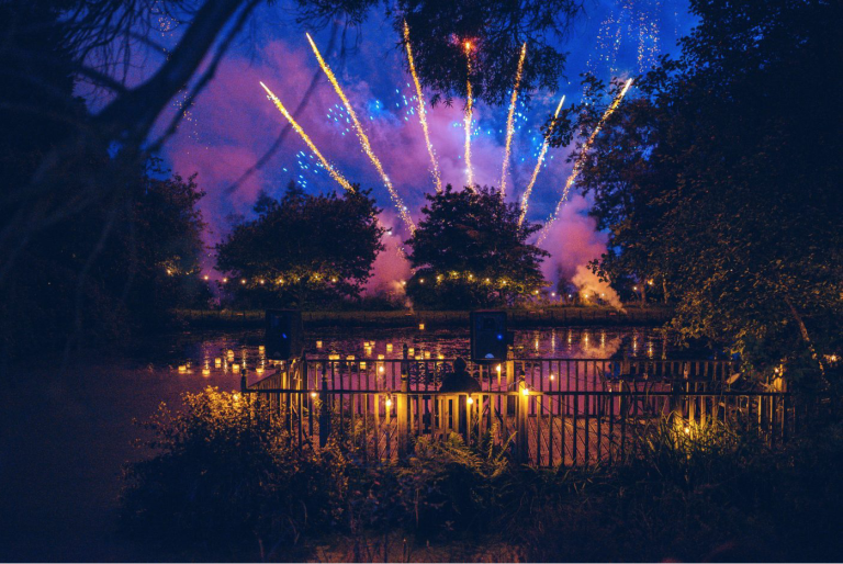 FireworksandLakeCopyrightDomMooreWeddingwww.dommoore.wedding 768x514