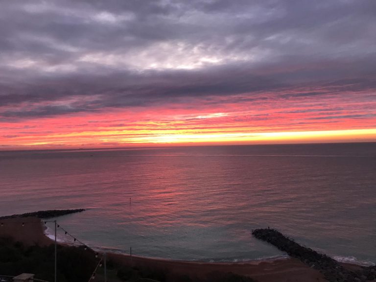 FolkestoneBeachSunrise2 768x576