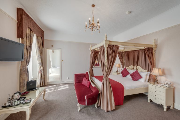 Fourposter redroom1 768x513