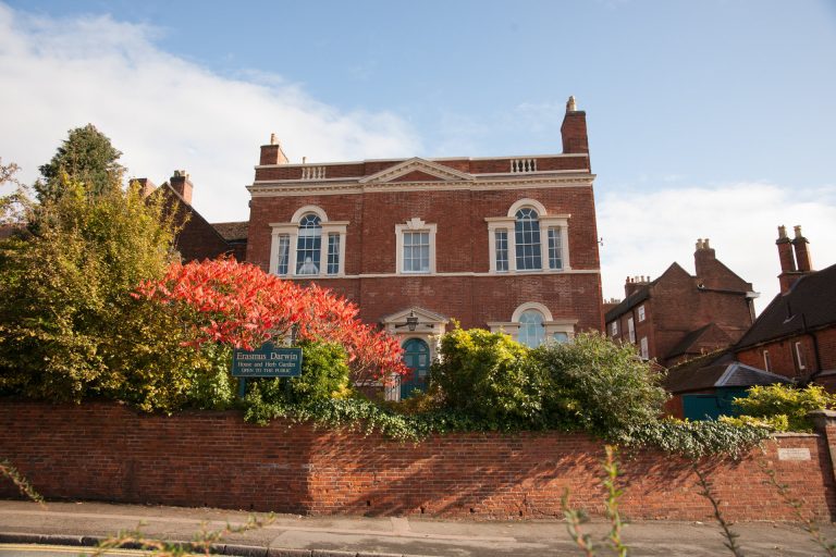 Front of House Red Bush rkwibg 1 768x512