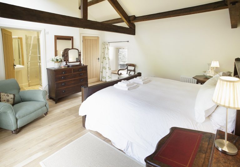 HauseHallFarmMasterBedroomensuitewithaseparatedressingroom 768x533