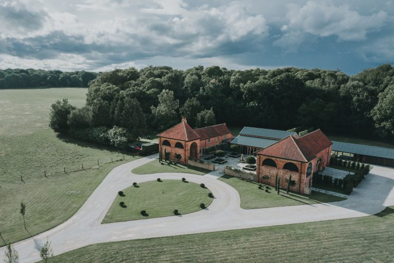 HazelGapBarn ChrisSnowdenPhotography Summer2018 AlexHarrison476hazelgapnottinghamshireweddingvenue 1 768x512