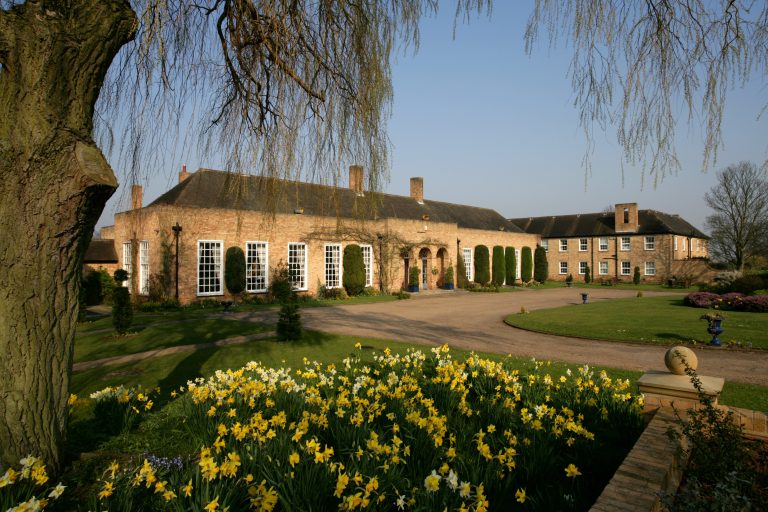 Hemswell Court Daffodils rxnhtz 768x512