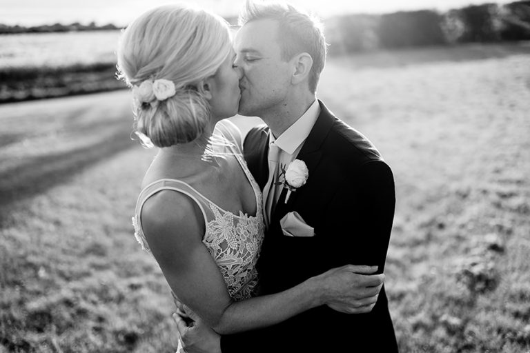 Joedodsworth brideandgroomkiss 768x512