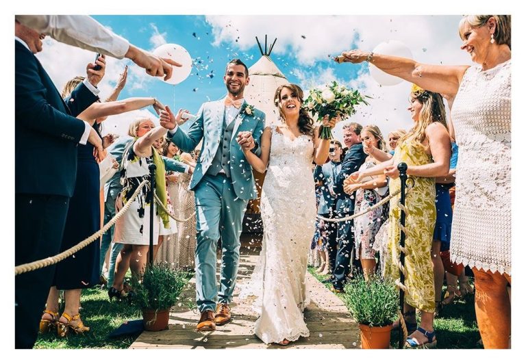 Justmarriedconfettitipitimeworcestershirevenue 768x532