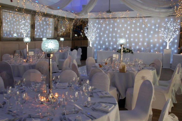 Kings room with white led backdrops yf6gnb 768x511