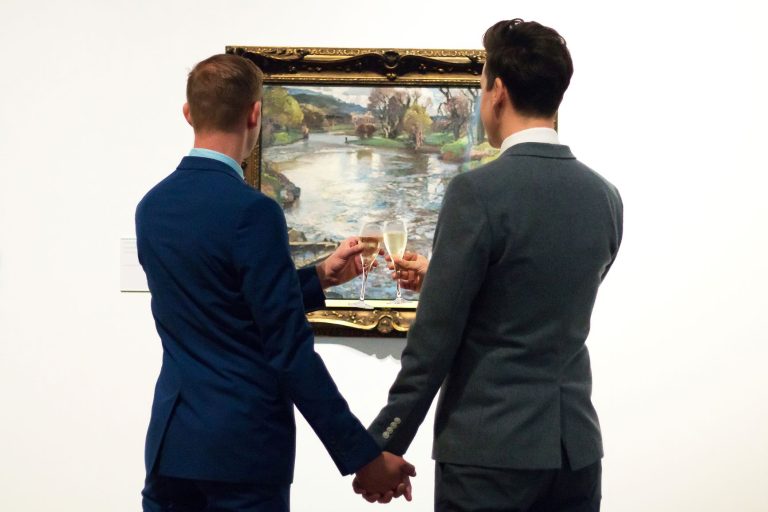 Lookingatpainting 768x512