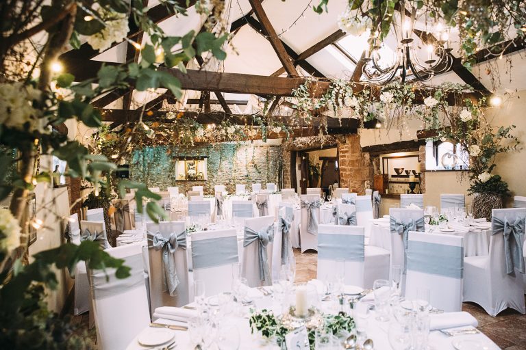 MainsuitewithexposedbeamsimagebyPennyRosePhotography 768x512