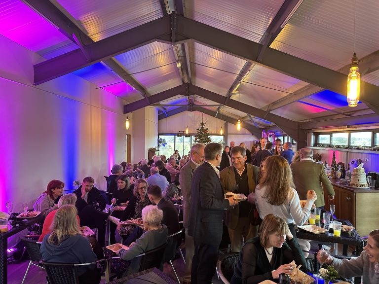 Mealunderwayatapartinthewinehall 768x576