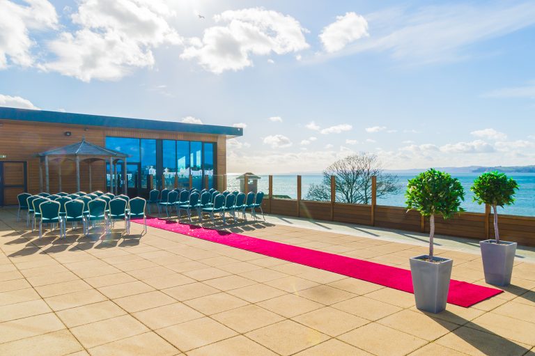 Oceanweddingsetup 35 768x511