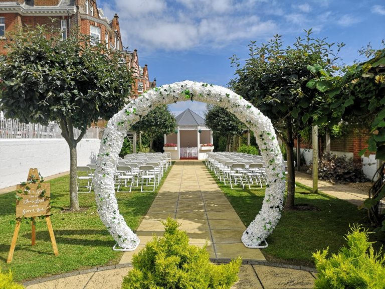 OutdoorWeddingCeremonyHotelVictoria 768x576
