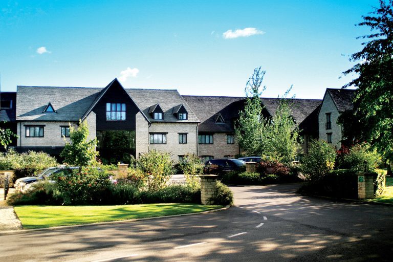 Oxford Spires Four Pillars Hotel Exterior fuzxjw 768x512