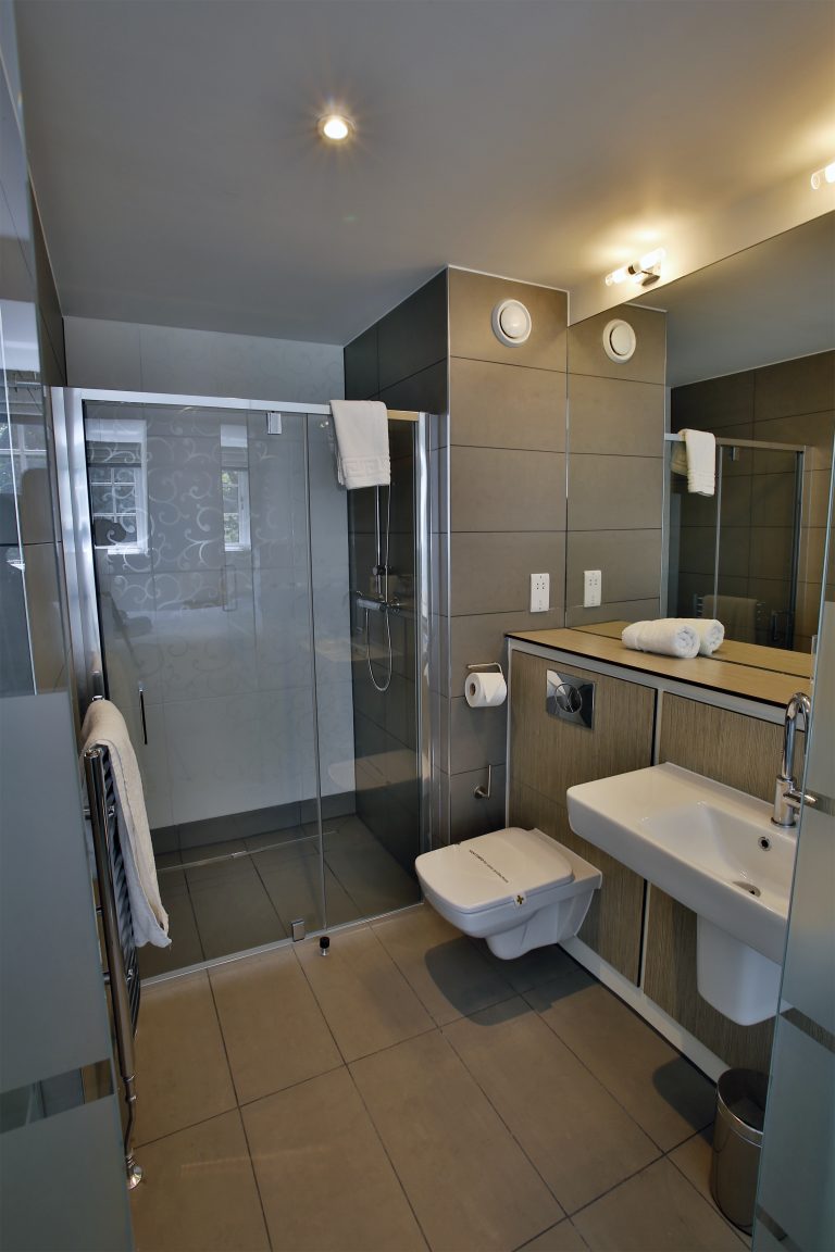 QGH015 bathroom1 768x1152