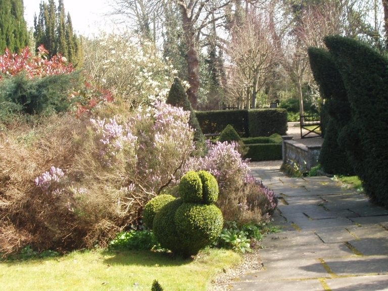St Marys Bramber   topiary garden jknaus 768x576