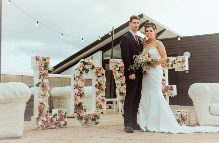 TerraceBrideGroomSofaLOVE1HighLegh AG 4819 768x502