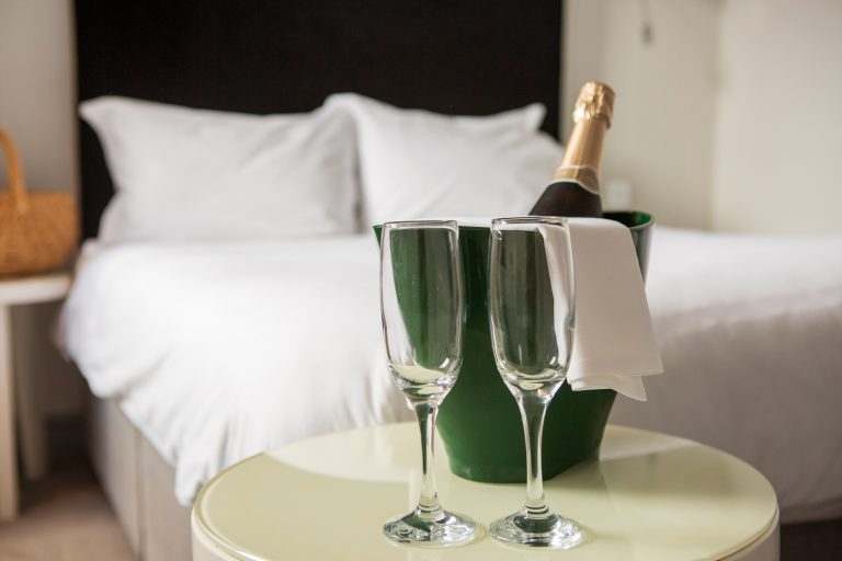 TheCrown ProseccoinRoom 0915 768x512