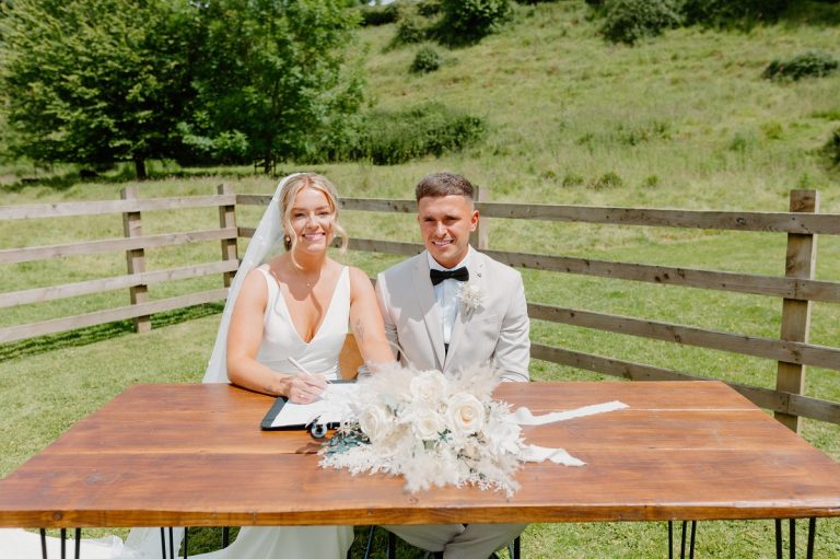 ValleysideBarn BS Terraceceremony2 MimosaPhotography 768x511