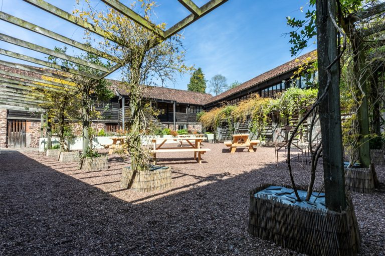 ValleysideBarn Courtyardforreceptiondrinks2 768x512