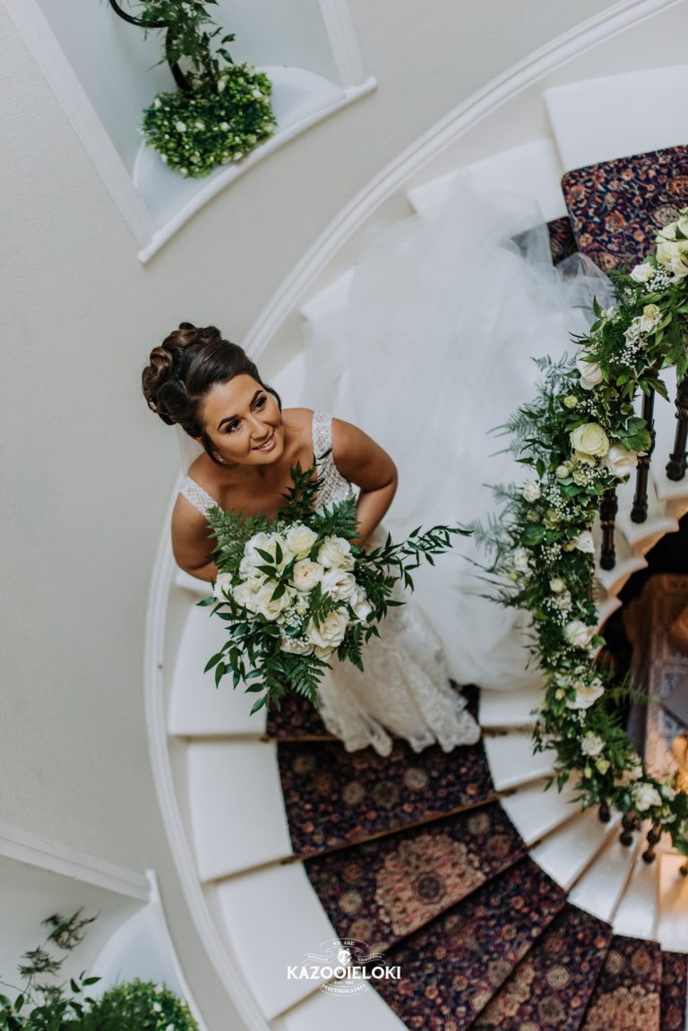 VictoriaJackbrideonstairsKazooieloki 768x1151