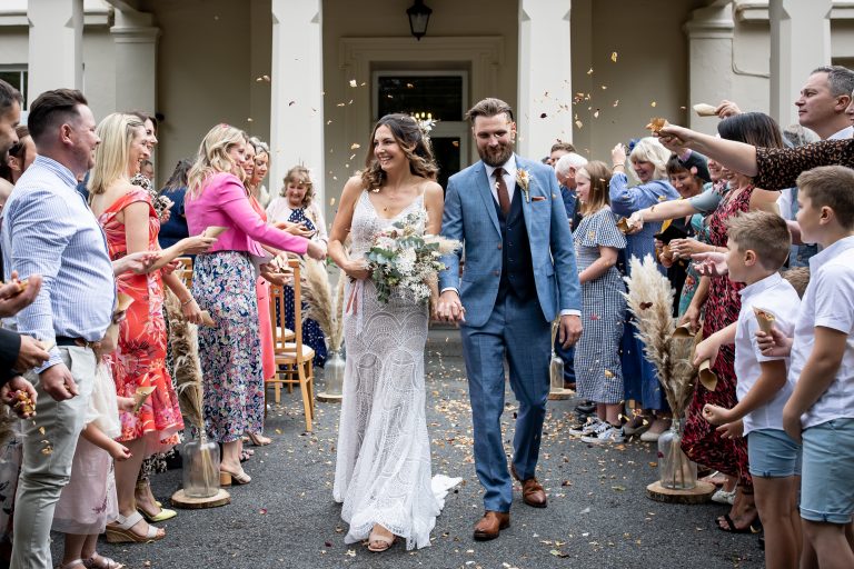 Weddinginspiration replaceorangeflowersonbottomofgallery 768x512