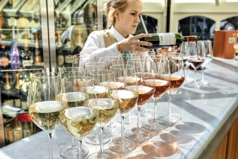 Winepouringcocktailbar 768x513