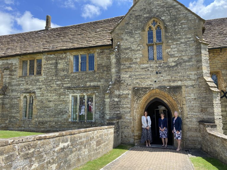 abbeymanorwithlauraamandajulia 768x576