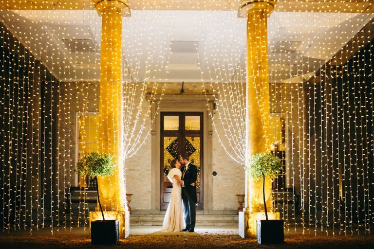 ba3e7dec 6319 491c bb07 78ffdb1201b2 Stubton Hall Curtain of lights kissing preview 768x512