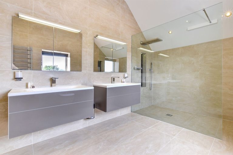 bridalsuitebath 768x512