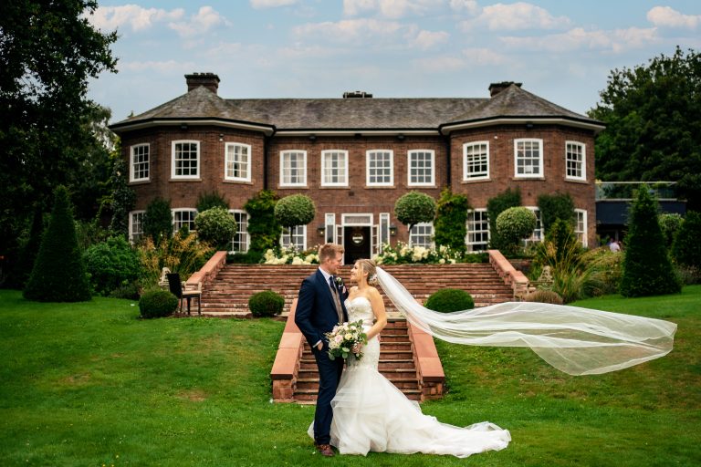 brideandgroom fullshotofthehouse floatingveil CaptureMyBigDay15.8.21 63 768x512