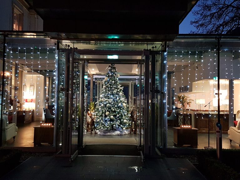 christmastreeinreception 768x576