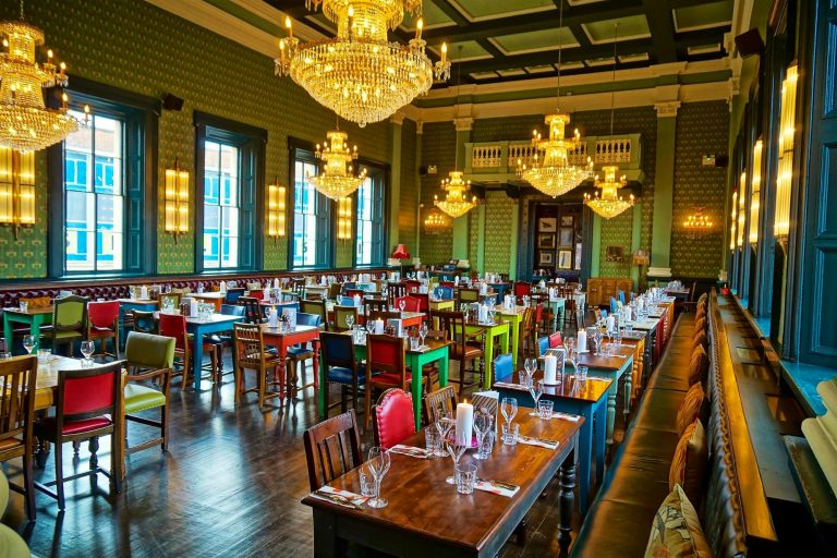 cosy club interior 768x512