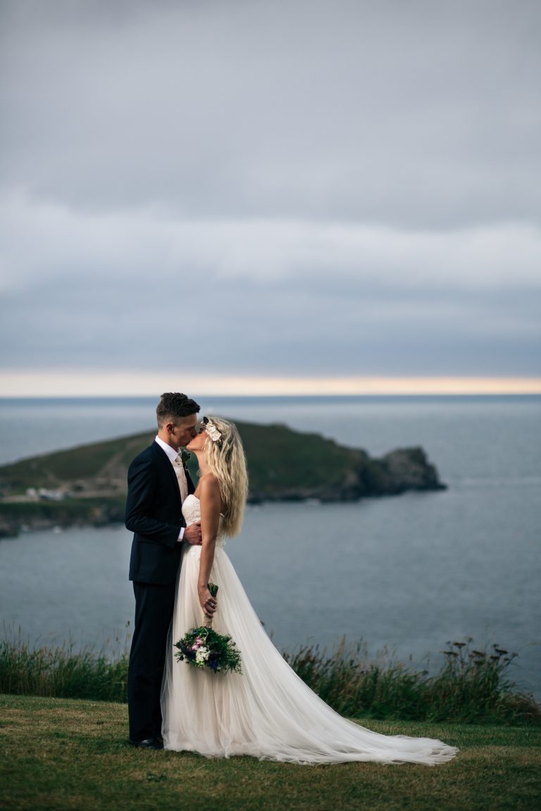 couplekissingview 768x1152