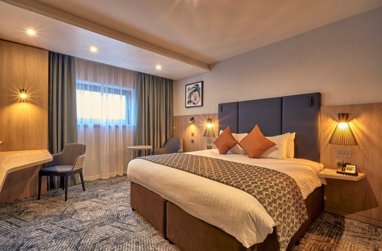 crowneplazareadingeast 004 emperor room 19052021014752 1 768x506